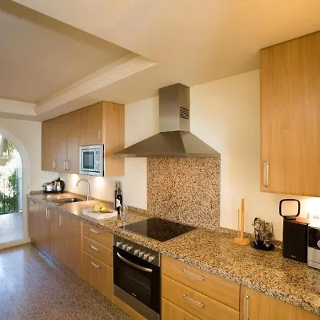 Immaculate 3-bed Penthouse- Stunning Views エステポナ